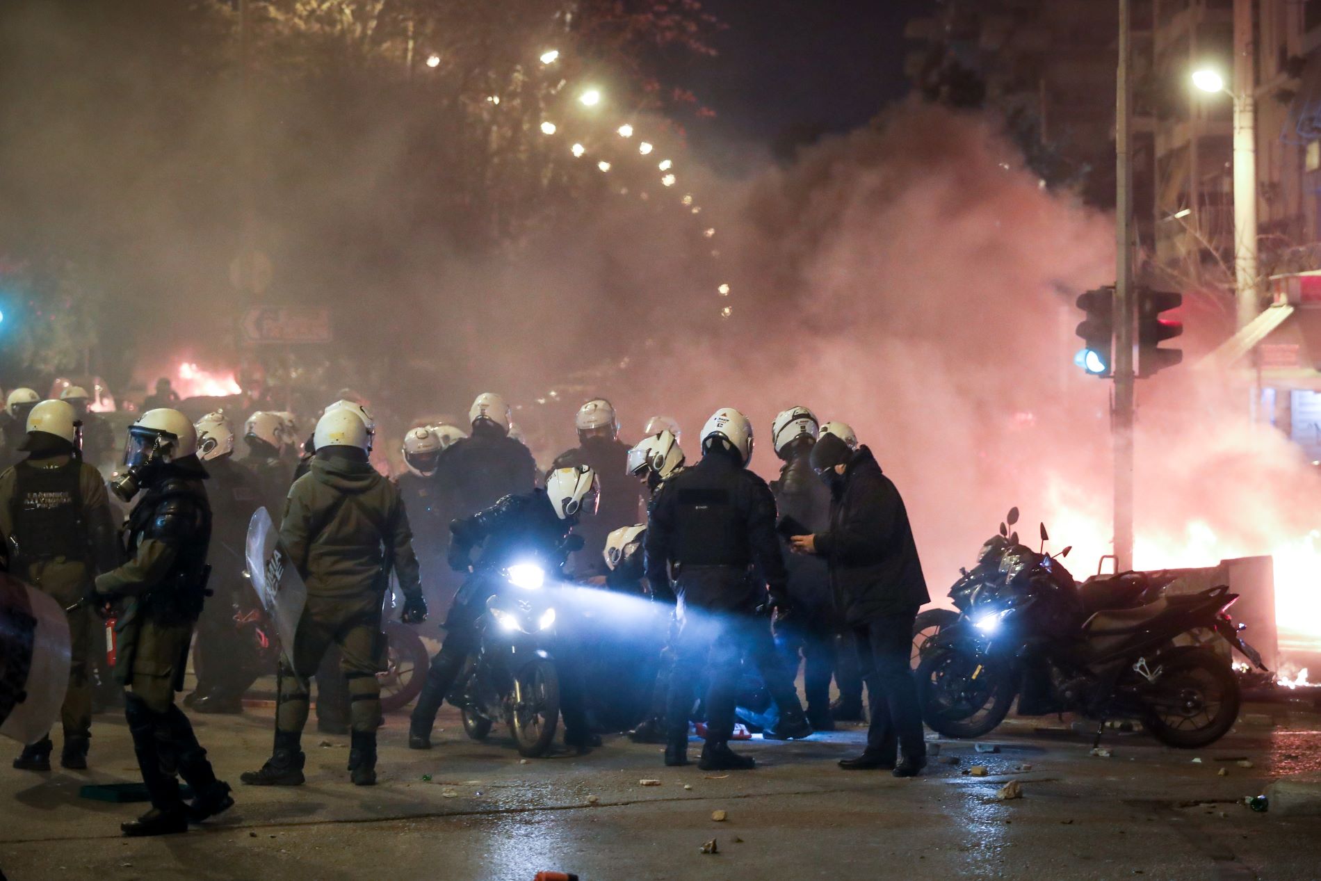 Νέα Σμύρνη: Δεύτερος αστυνομικός τραυματίας στα σοβαρά επεισόδια