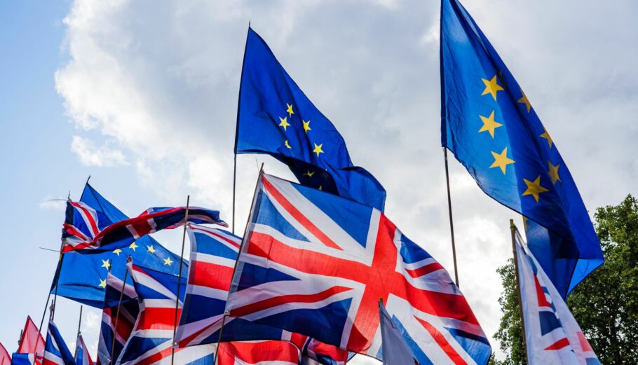 Σημαίες Μεγάλης Βρετανίας και ΕΕ © 123RF