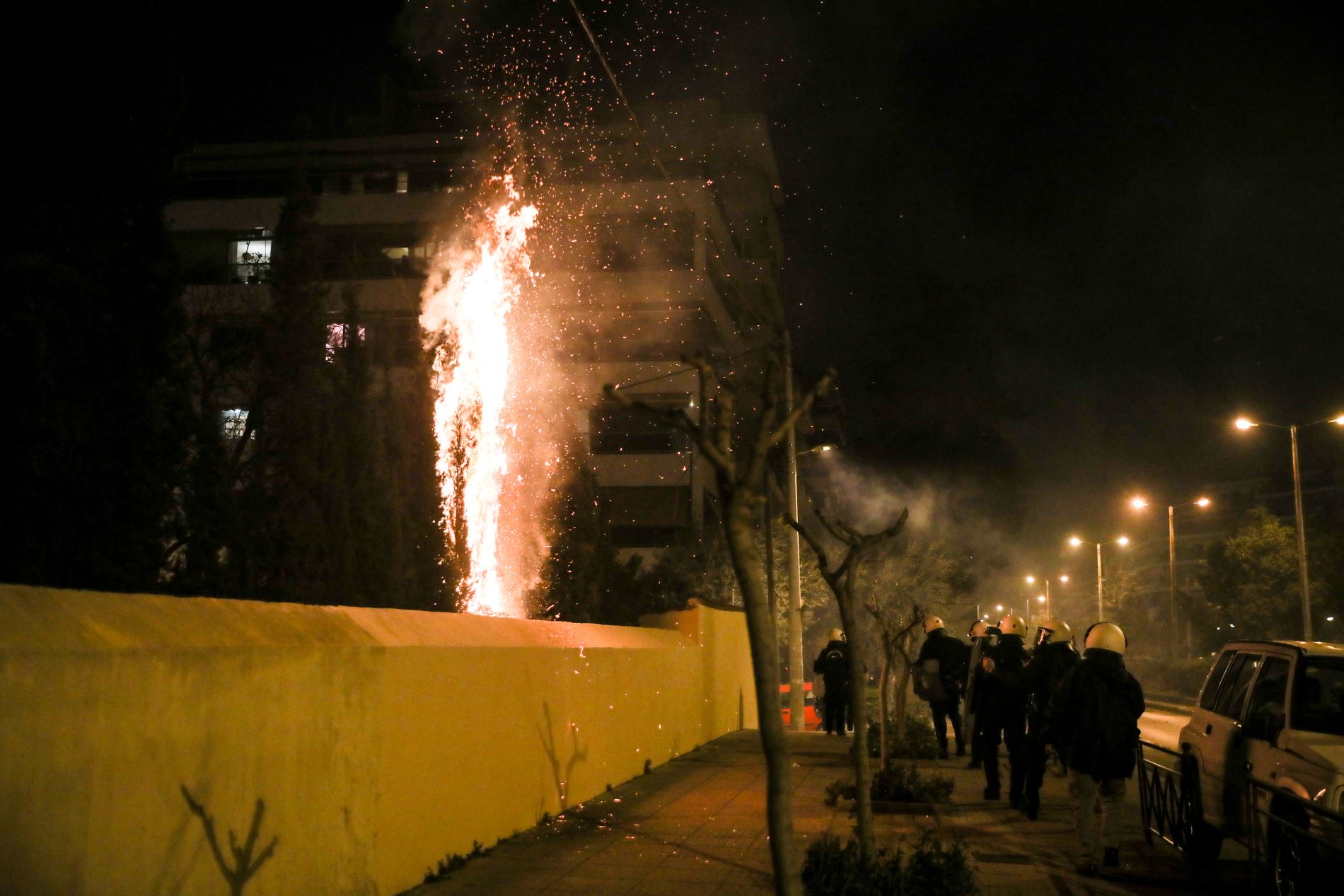 Επεισόδια στη Νέα Σμύρνη – Τραυματίας αστυνομικός