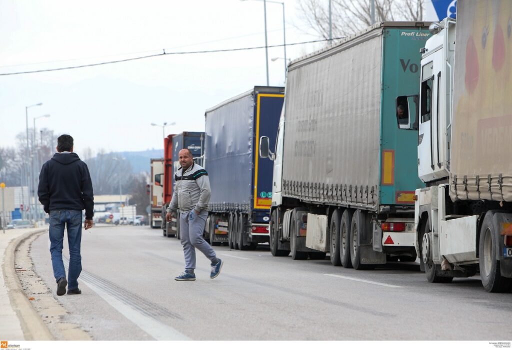 ΟΦΑΕ: Κάλεσμα στα φορτηγά να κλείσουν τα σύνορα των Ευζώνων