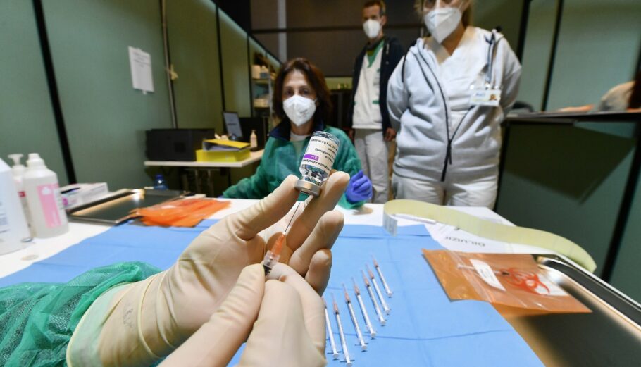 Εμβολιαστικό κέντρο στη Γένοβα © EPA/LUCA ZENNARO