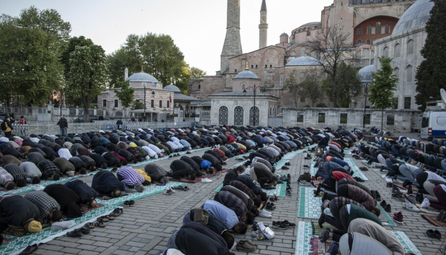 Οι μουσουλμάνοι γιορτάζουν το Eid al-Fitr έξω από την Αγια Σοφιά © EPA/ERDEM SAHIN