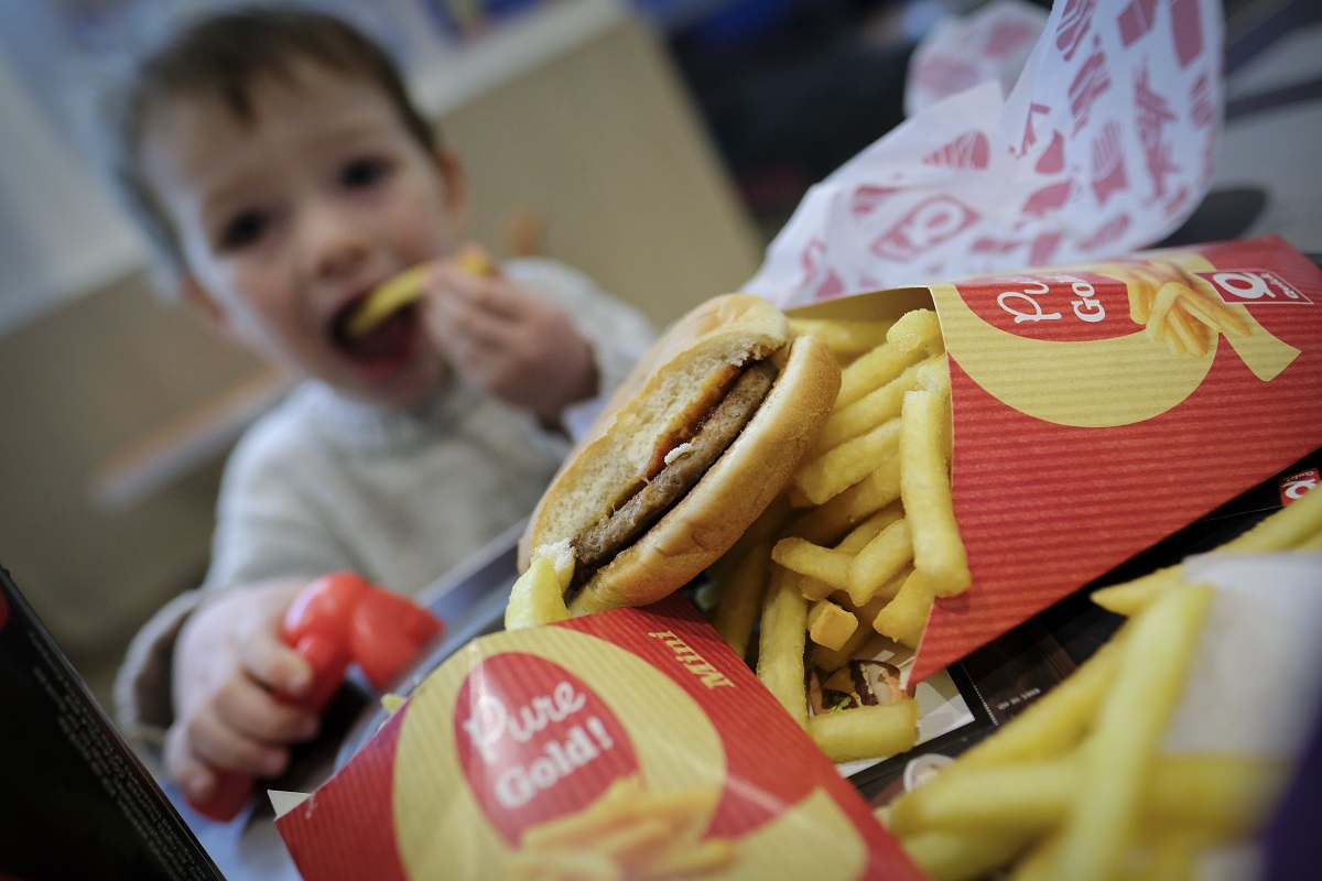 Βρετανία: Τέλος στις διαφημίσεις για junk food κατά τη διάρκεια της ημέρας