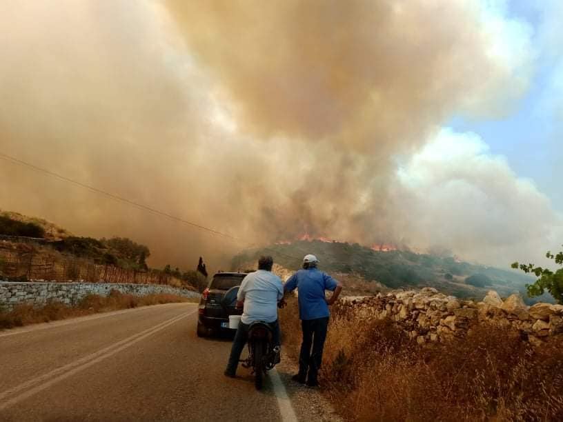 Καλύτερη η εικόνα της φωτιάς στην Πάρο – Παραμένουν διάσπαρτες εστίες