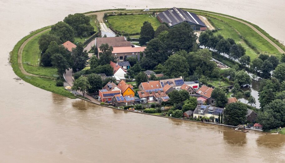 Πλημμύρες στην Ολλανδία ©EPA/Remko de Waal