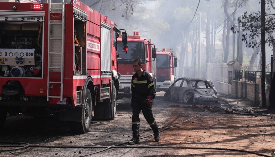 Φωτιές στη χώρα: Πυροσβέστης νοσηλεύεται με κατάγματα- 7 άτομα με αναπνευστικά