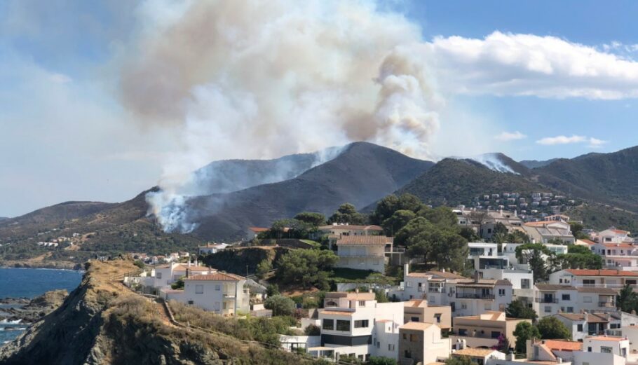 Πυρκαγιά κατακαίει φυσικό πάρκο στην Καταλονία ©Twitter