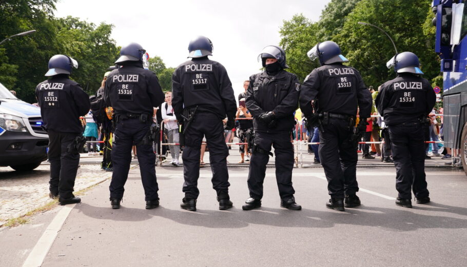 Συνελήφθη από τη γερμανική αστυνομία εργαζόμενος στη βρετανική πρεσβεία για κατασκοπεία ©EPA/CLEMENS BILAN