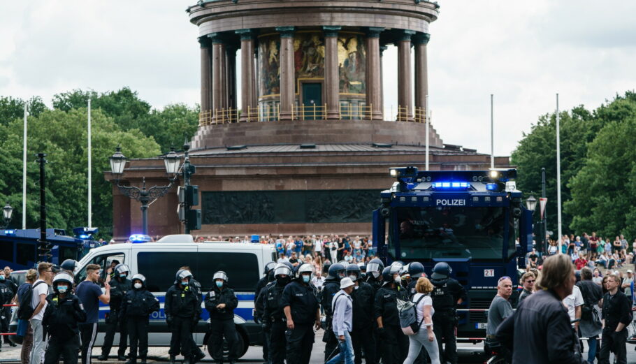 Γερμανία: Συγκρούσεις αστυνομικών με διαδηλωτές για τα μέτρα κατά της πανδημίας