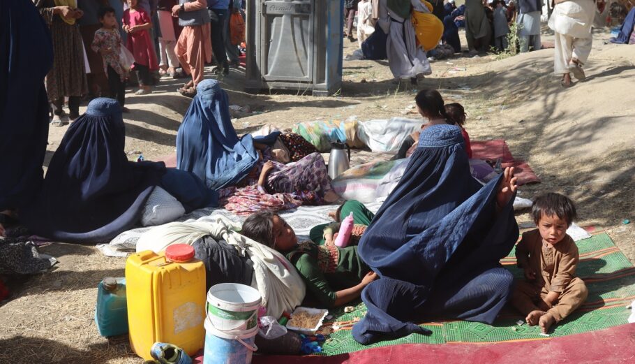 Αφγανοί που έχουν εκτοπιστεί από τις επαρχίες Κουντούζ και Ταχάρ, λόγω συγκρούσεων μεταξύ Ταλιμπάν και αφγανικών δυνάμεων ©EPA/JAWED KARGAR