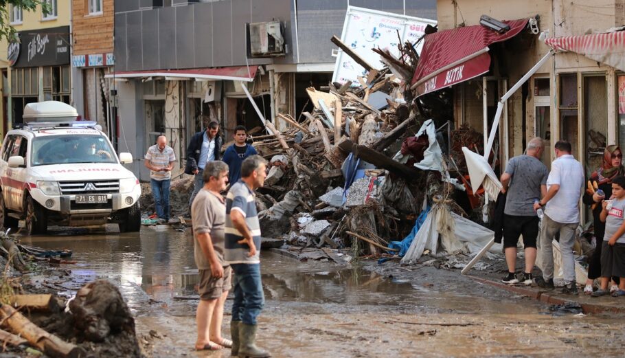 Σαρωτικές πλημμύρες στην Τουρκία, 27 οι νεκροί ©EPA/IBRAHIM YOZOGLU ©EPA-EFE/BILAL KAHYAOGLU