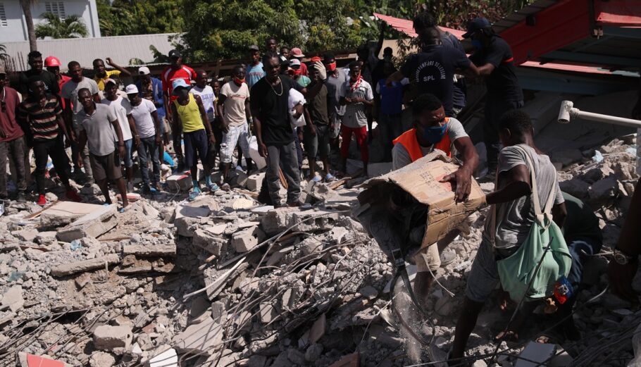 1.419 οι νεκροί από τον σεισμό ατην Αϊτή ©EPA/ORLANDO BARRIA