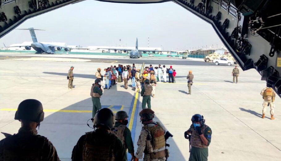 Στέλνουν εμπορικά αεροπλάνα στο Αφγανιστάν για να μεταφέρουν ανθρώπους ©EPA/Spanish Ministry