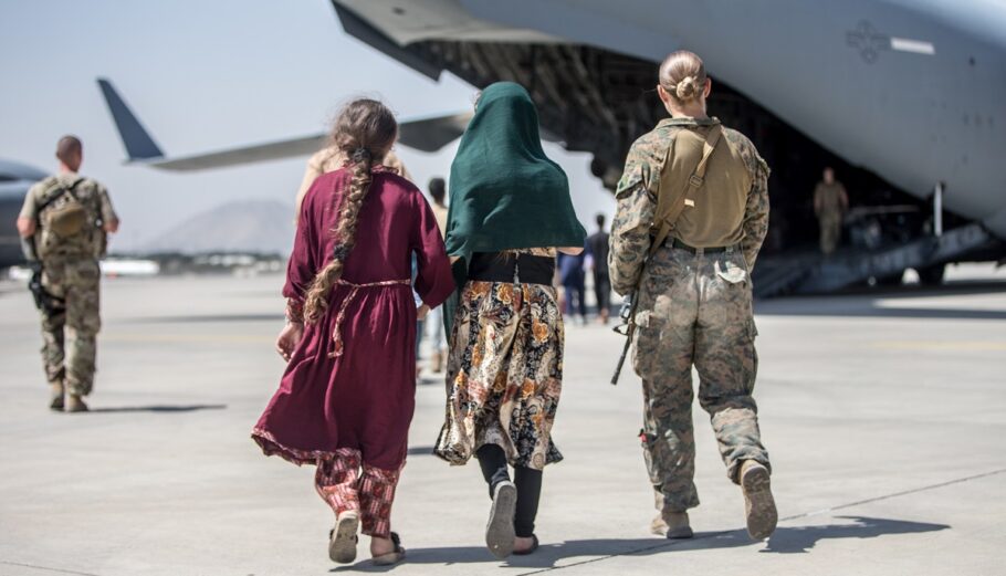 Οι αμερικανικές ένοπλες δυνάμεις συνεχίζουν την προσπάθεια εκκένωσης από το αεροδρόμιο της Καμπούλ ©EPA/Sgt. Samuel Ruiz / US Marine Corps via DVIDS /