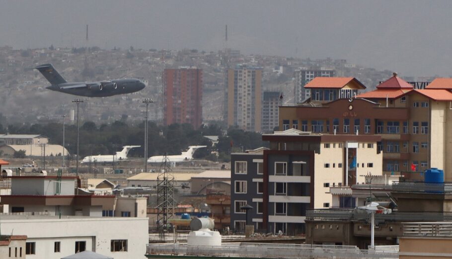 Στρατιωτικό αεροσκάφος απογειώνεται στο αεροδρόμιο της Καμπούλ ©EPA/STRINGER