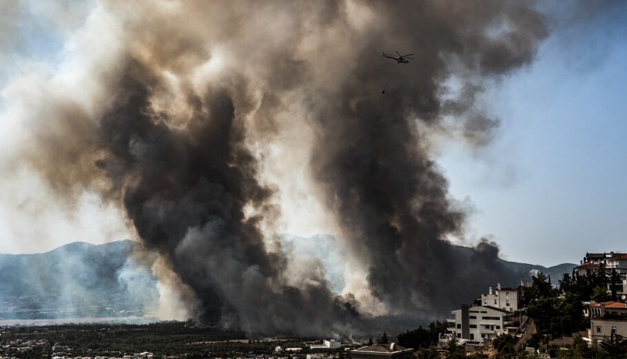 Τοξικό νέφος προκάλεσε η φωτιά στη Βαρυμπόμπη ©EUROKINISSI