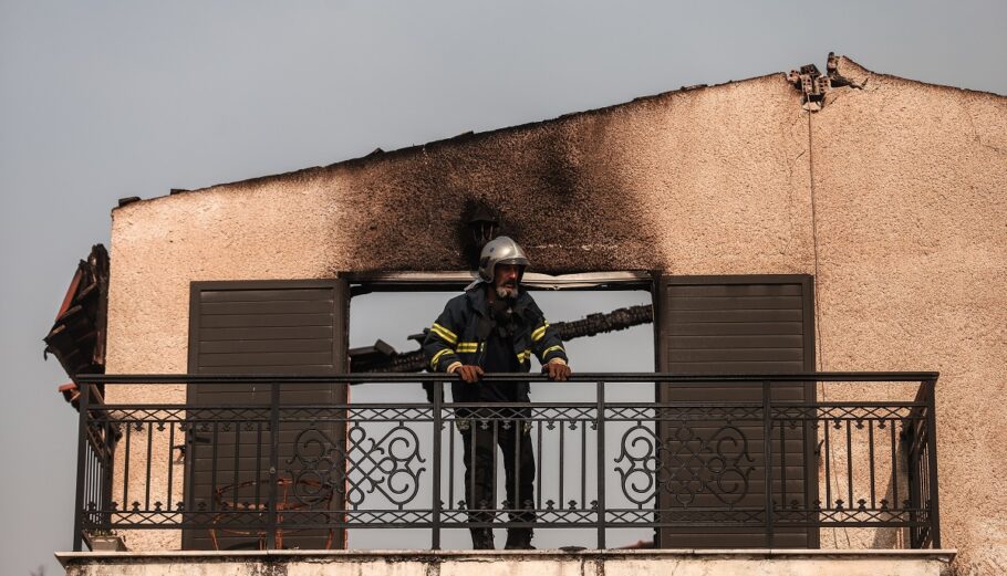 Πάνω από 300 απεγκλωβισμοί ατόμων στην πυρκαγιά στη Βαρυμπόμπη