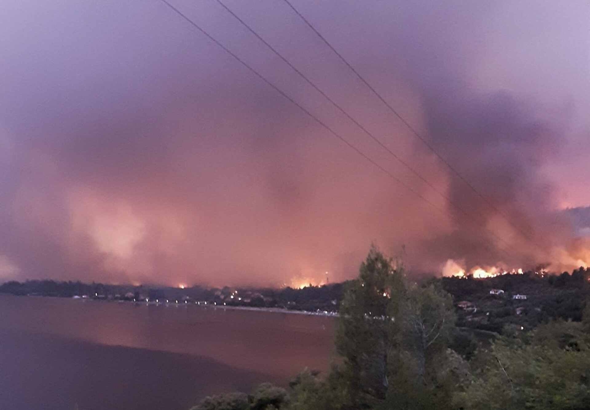 Φωτιά στις Ροβιές: Το Λιμενικό απομακρύνει πολίτες από την παραλία