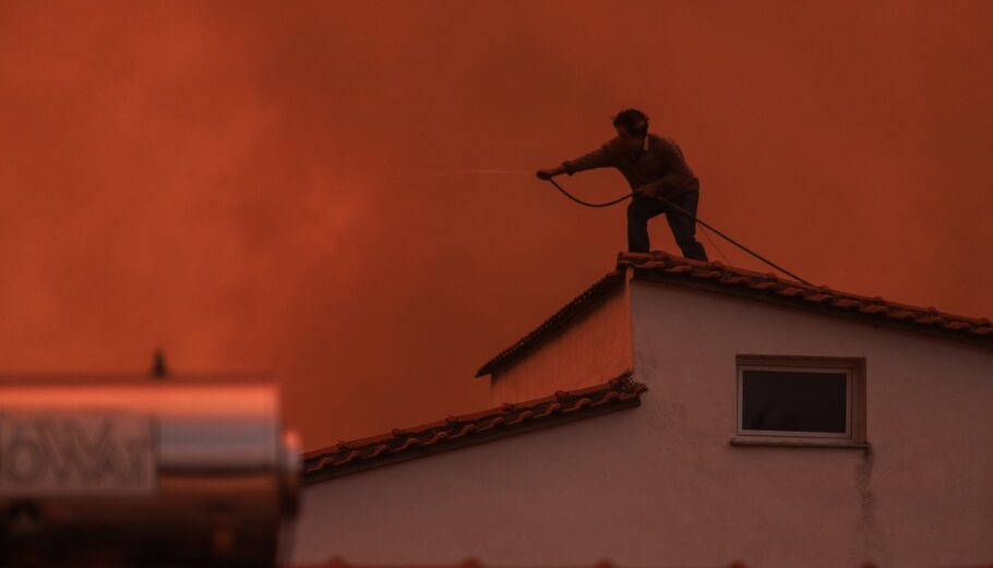 Μαίνεται η πυρκαγιά στο Πευκί Ευβοίας- Υπό έλεγχο μέτωπα σε Κρήτη και Κιλκίς