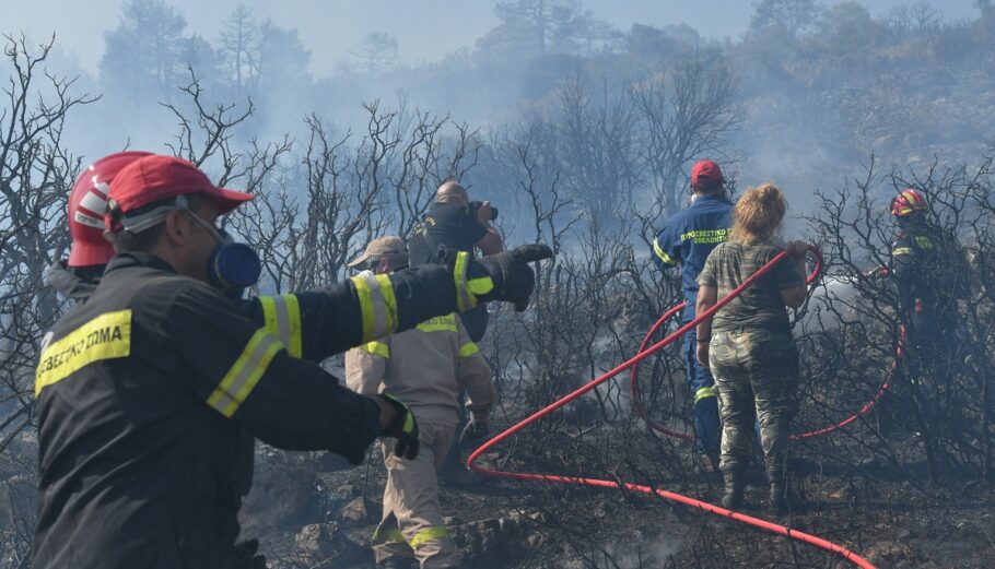 Φωτιά στα Βίλια: Ζημιές σε σπίτια στον οικισμό του Προφήτη Ηλία