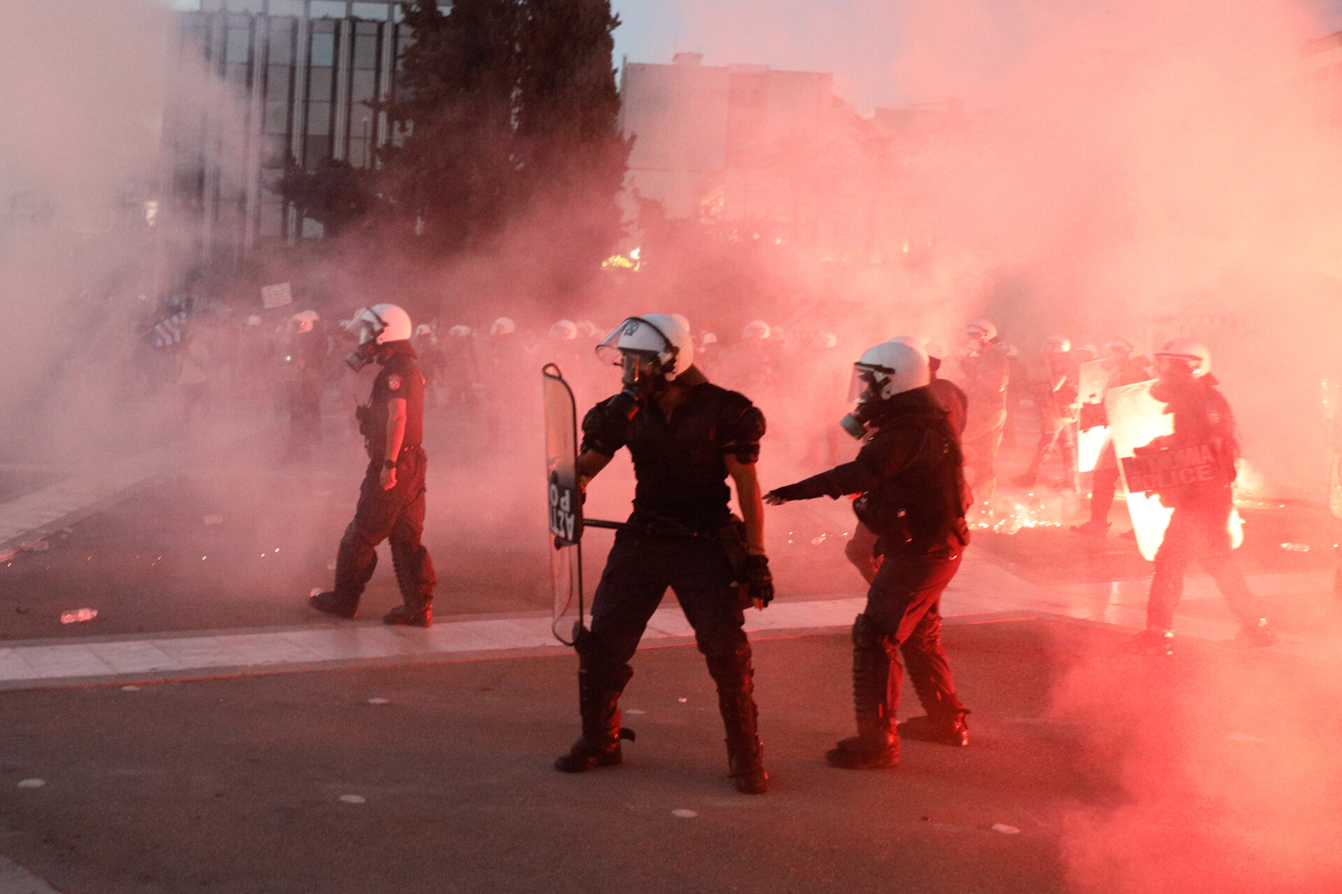 Σύνταγμα: Προσαγωγές για τα επεισόδια στη διαδήλωση αντιεμβολιαστών