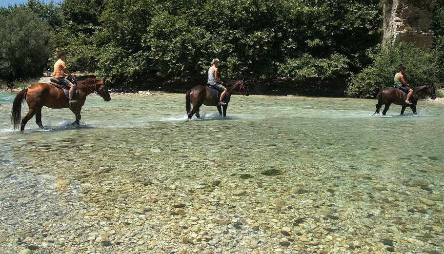 Βόλτα με άλογα στον ποταμο Αχέροντα © Eurokinissi