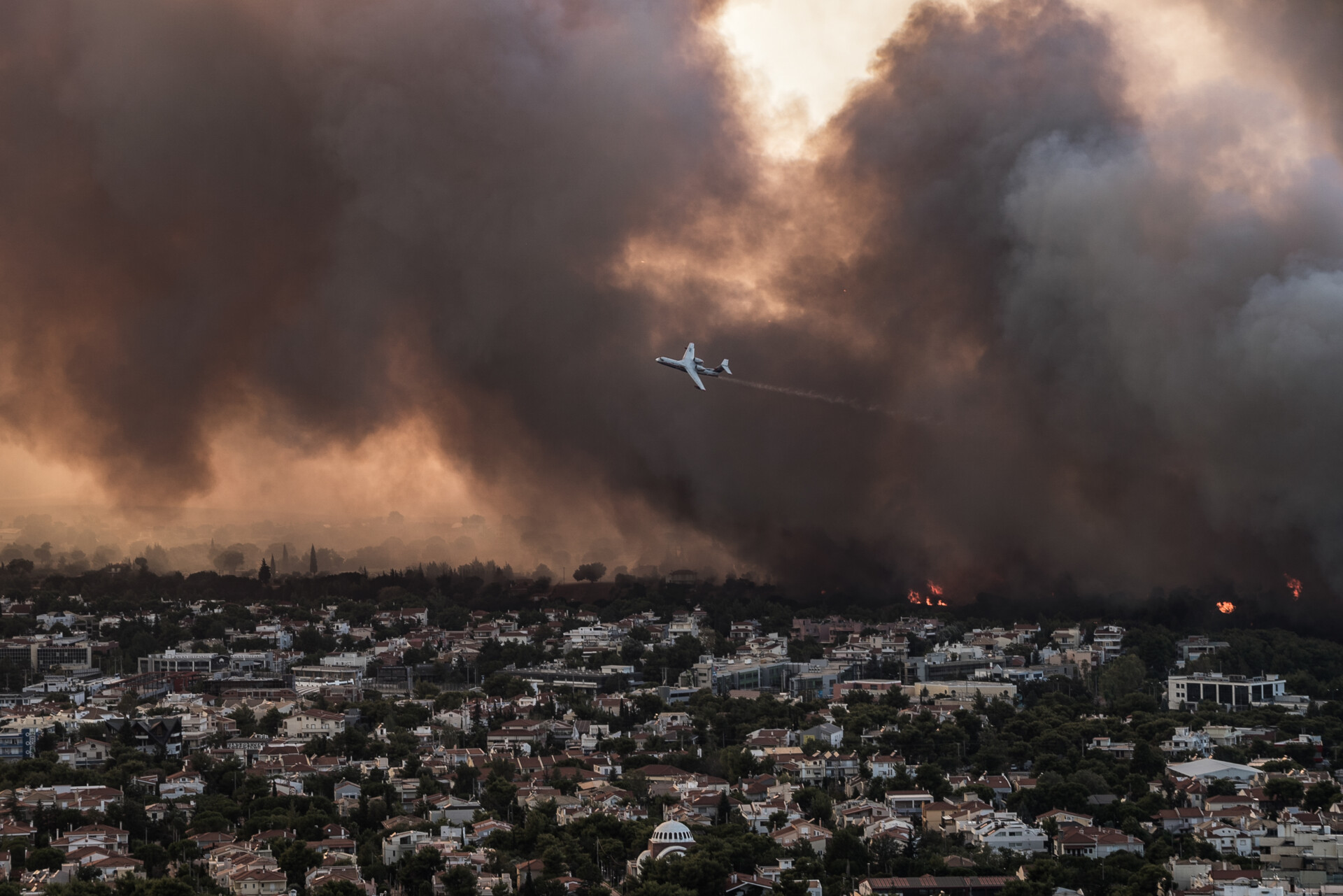 Κόλαση φωτιάς σε Βαρυμπόμπη – Αδάμες, Εύβοια, Μεσσηνία