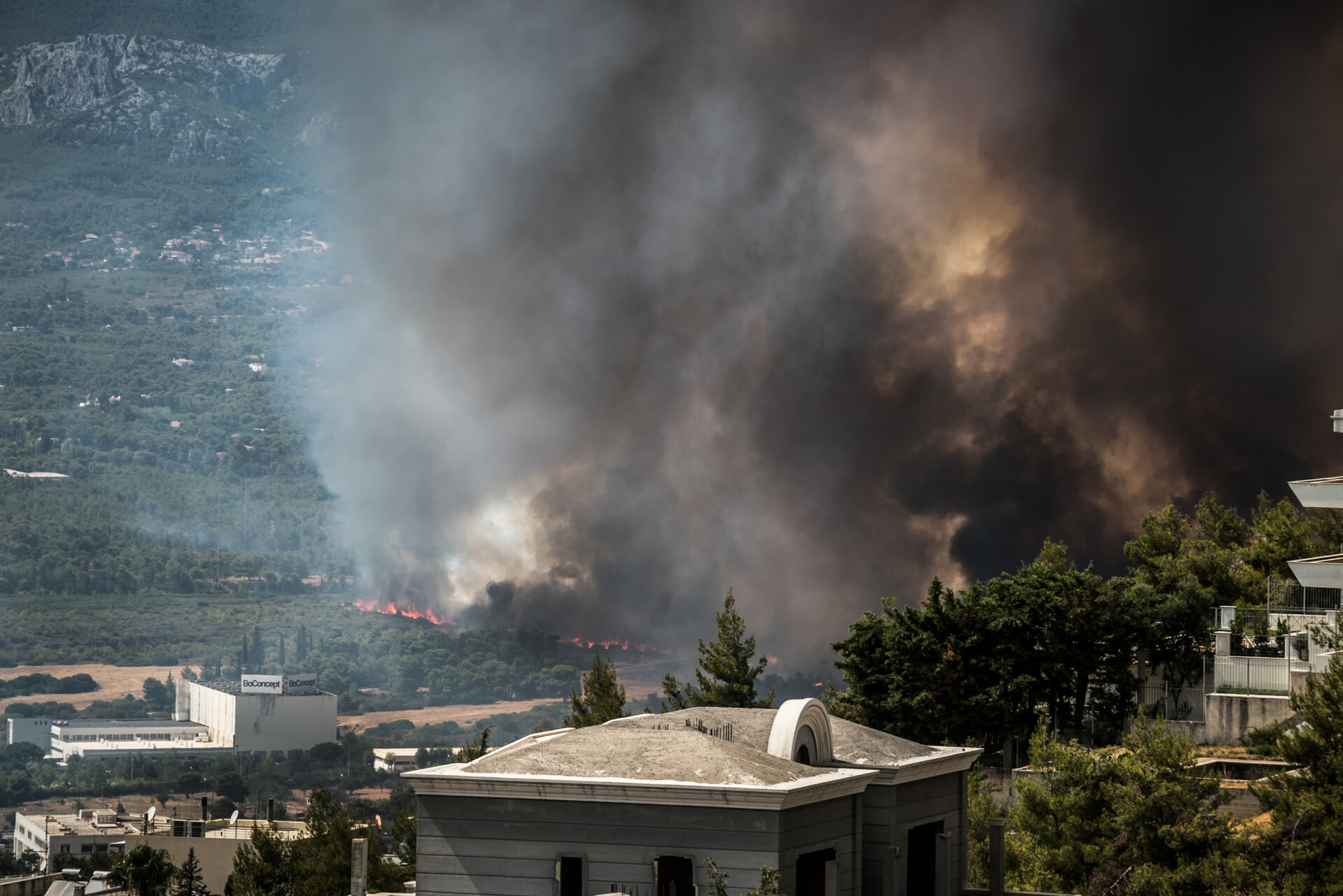Η εικόνα της φωτιάς στη Βαρυμπόμπη το πρωί της 4ης Αυγούστου © Eurokinissi
