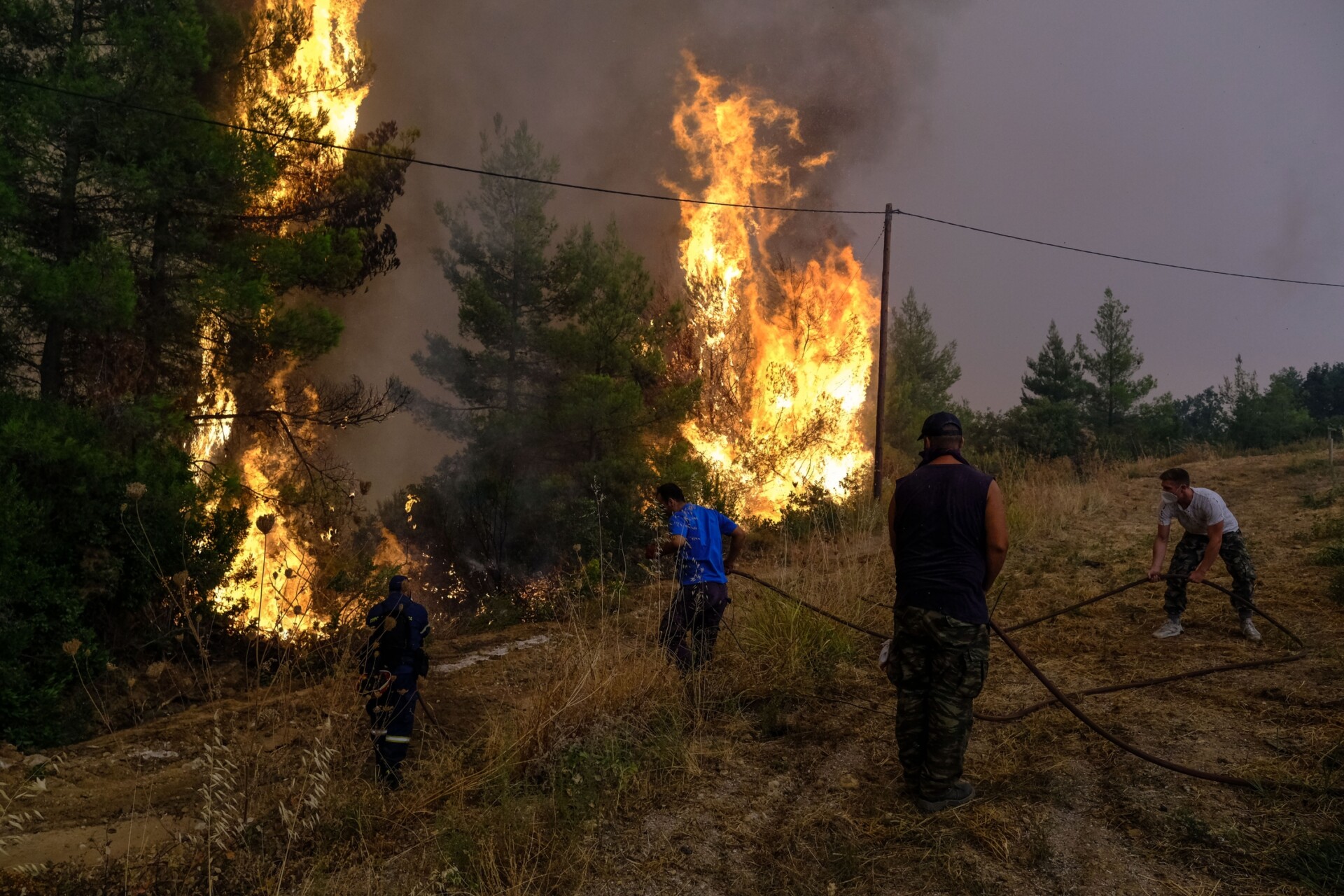 Φωτιές στην Εύβοια: Οι φλόγες κυκλώνουν τους οικισμούς