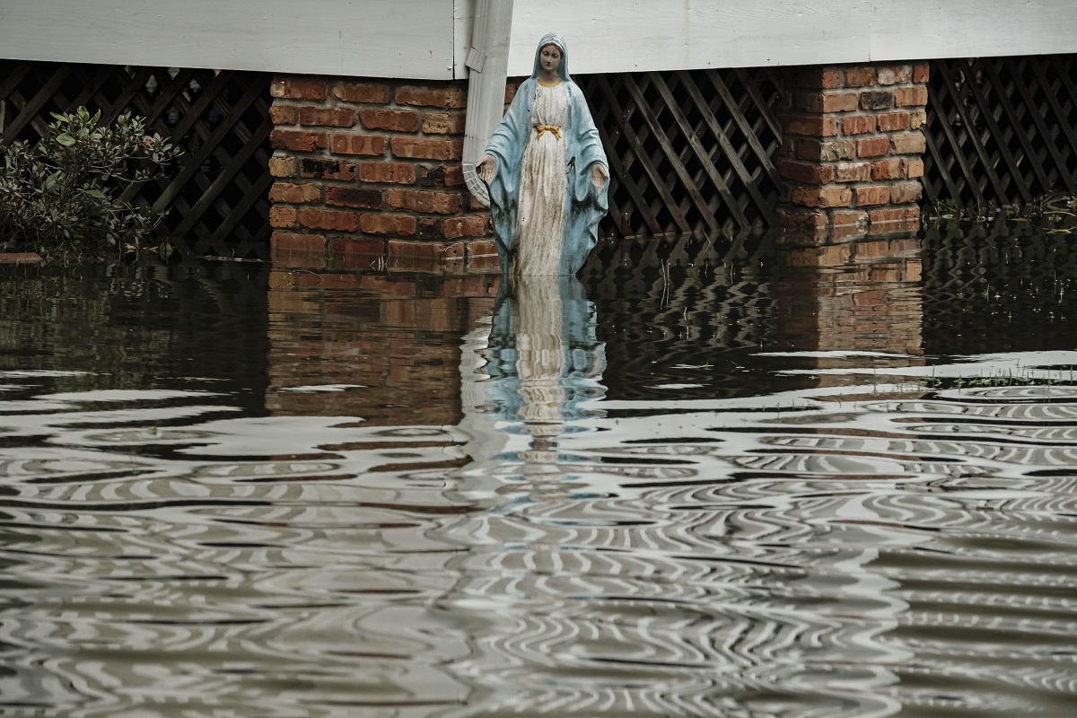 Ένα άγαλμα της Παναγίας βρίσκεται σε μια πλημμυρισμένη αυλή από τον τυφώνα Άιντα στη Λουιζιάνα ©EPA/DAN ANDERSON