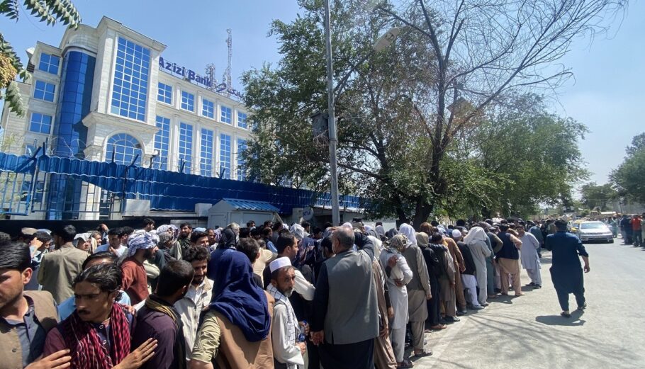 Αφγανοί περιμένουν σχηματίζοντας μια τεράστια ουρά για να αποσύρουν χρήματα από τραπεζικά καταστήματα ©EPA/STRINGER