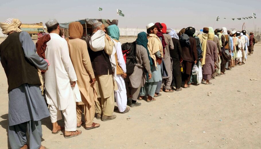 Οι άνθρωποι σχηματίζουν ουρά για να διασχίσουν το Αφγανιστάν περιμένοντας για βοήθεια ©EPA/STRINGER