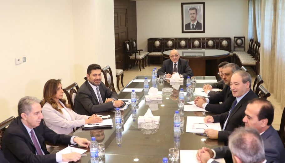 Ο υπουργός Εξωτερικών της Συρίας Faisal Mekdad (3-R) μετά τη συνάντηση με μια λιβανέζικη υπουργική αντιπροσωπεία στη Δαμασκό ©EPA/YOUSSEF BADAWI