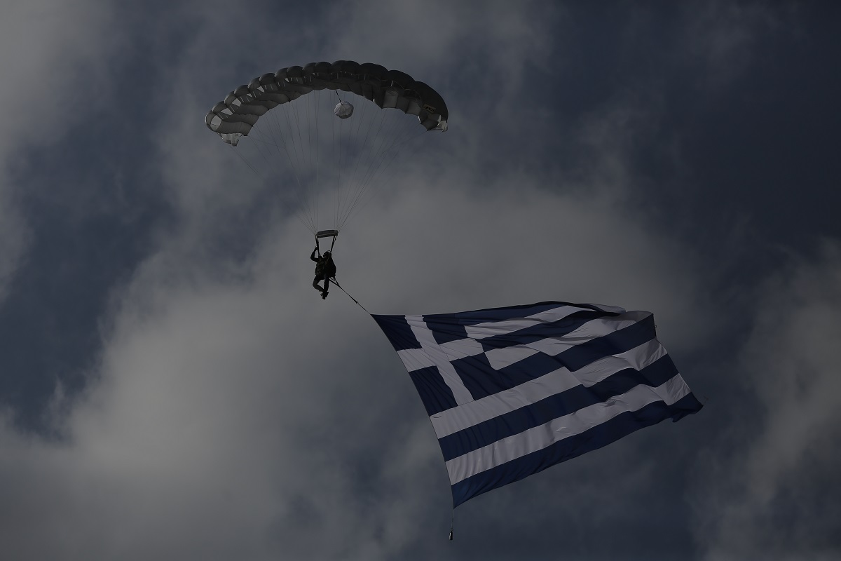 Αλεξιπτωτιστής φέροντας την Ελληνική σημαία πραγματοποιεί άλμα επίδειξης κατά την διάρκεια των αεροπορικών επιδείξεων του Athens Flying Week, στο στρατιωτικό αεροδρόμιο της Τανάγρας ©ΑΠΕ-ΜΠΕ/ΑΠΕ-ΜΠΕ/ΚΩΣΤΑΣ ΤΣΙΡΩΝΗΣ