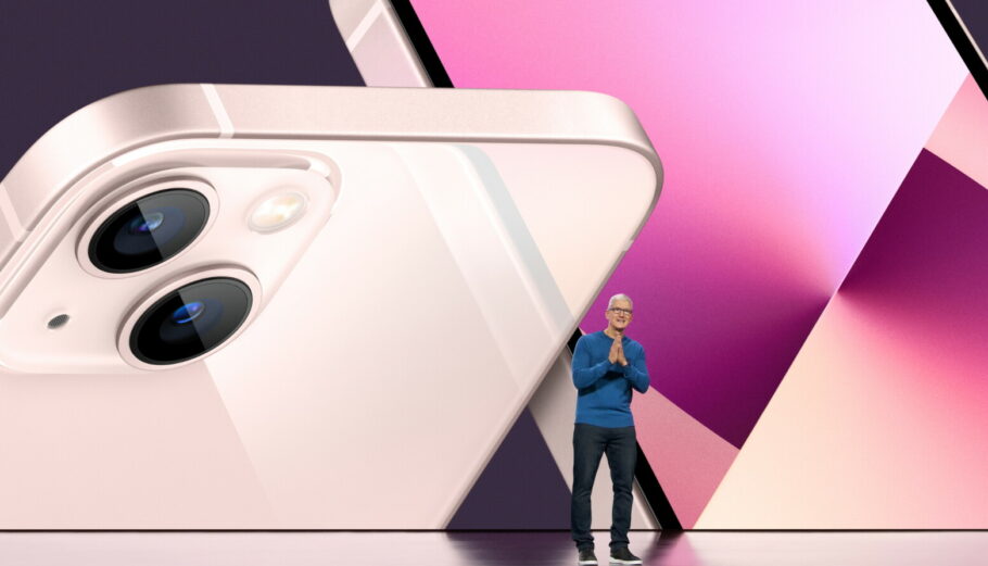 Παρουσίαση του iPhone από τον CEO της Apple Tim Cook © EPA/APPLE INC. HANDOUT Images cannot be altered or modified in any way, in whole or in part, that disparages Apple. MANDATORY CREDIT: APPLE, Inc. HANDOUT EDITORIAL USE ONLY/NO SALES HANDOUT EDITORIAL USE ONLY/NO SALES