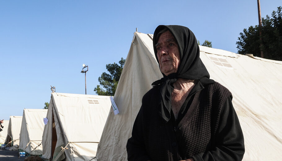 Σε σκηνές πέρασαν τη νύχτα οι κάτοικοι στο Αρκαλοχώρι Ηρακλείου © Eurokinissi