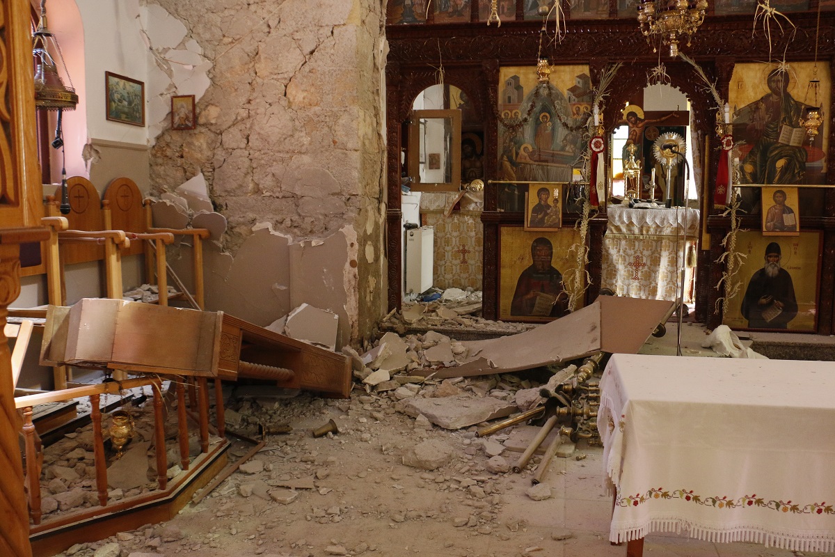 Καταστροφές λόγω του σεισμού. Εικόνα μέσα από εκκλησία ©ΑΠΕ-ΜΠΕ