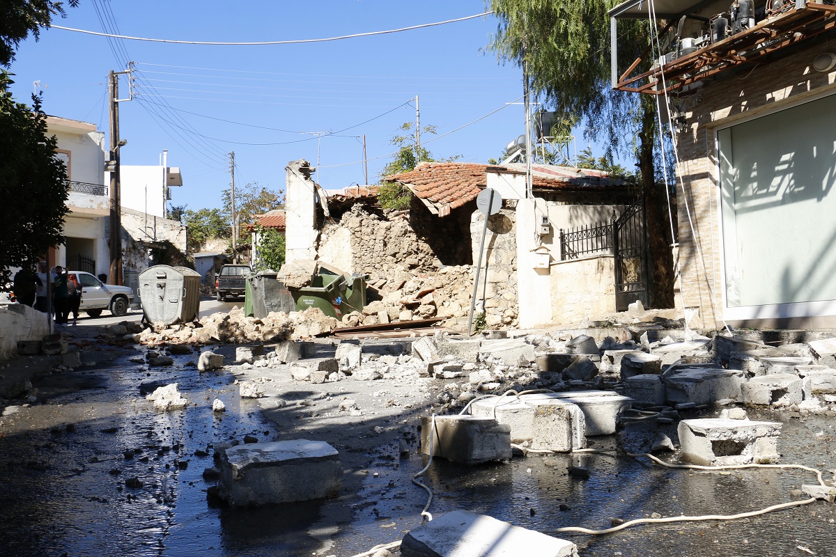 Οι τοίχοι οικίας κατέρρευσαν στο Αρκαλοχώρι ©ΑΠΕ-ΜΠΕ