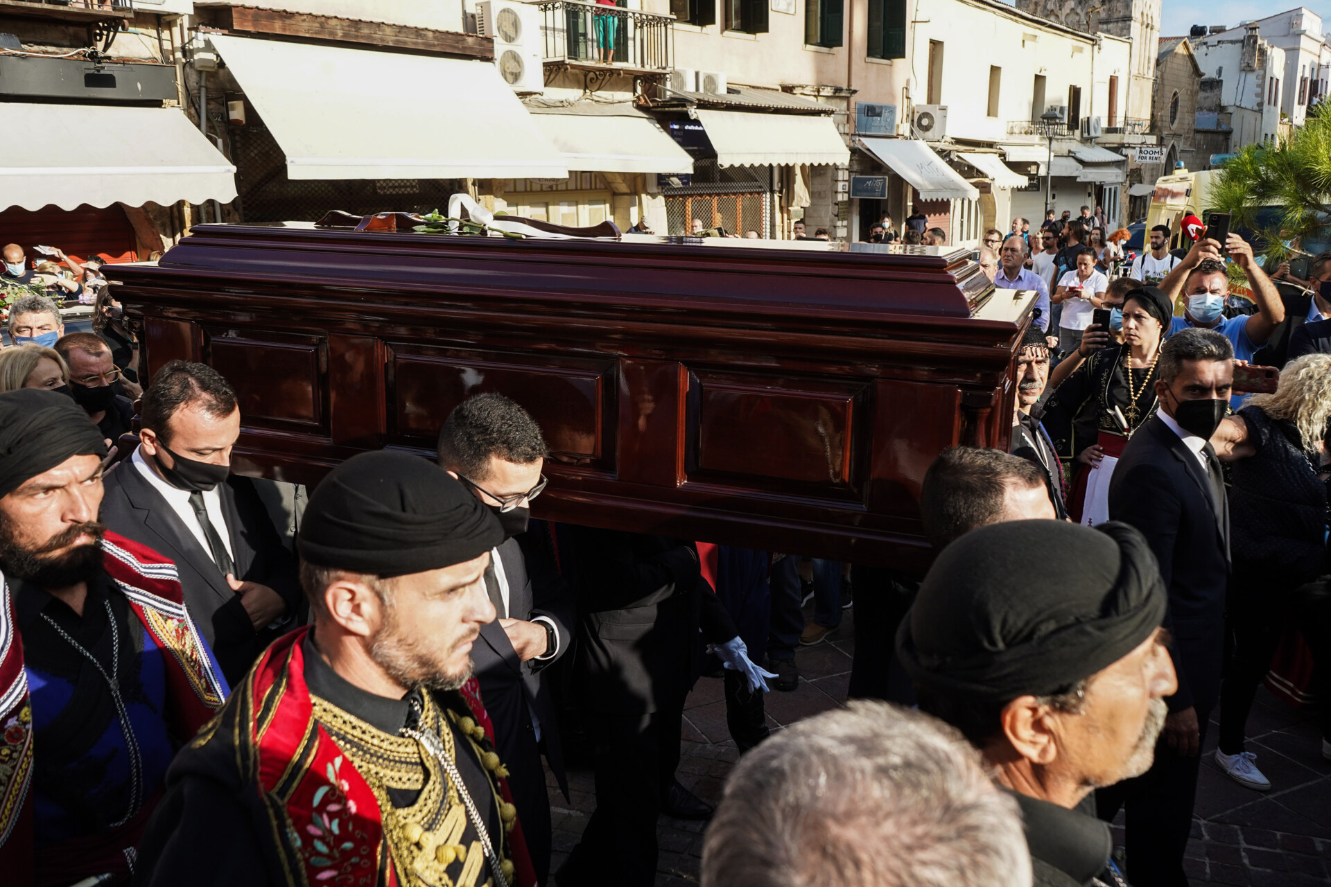 Μίκης Θεοδωράκης: Λαϊκό προσκύνημα και έντονη συγκίνηση στα Χανιά