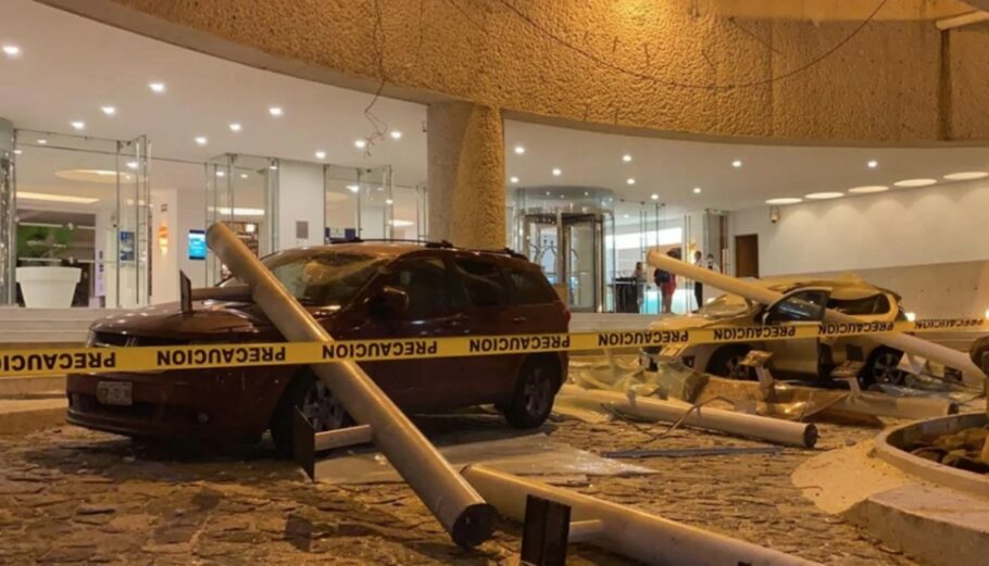 Παρκαρισμένα αυτοκίνητα έξω από ξενοδοχείο έχουν καταστραφεί, μετά από το σεισμό των 7,1 Ρίχτερ ©twitter.com/tweet_quake?