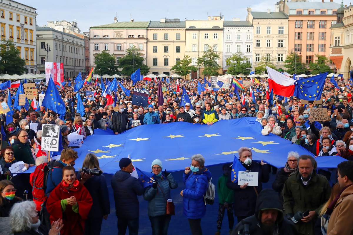 Άνθρωποι κρατούν μία γιγαντιαία σημαία της ΕΕ και διαδηλώνουν για την παραμονή της χώρας στην Ένωση ©EPA/ART SERVICE 2 POLAND OUT