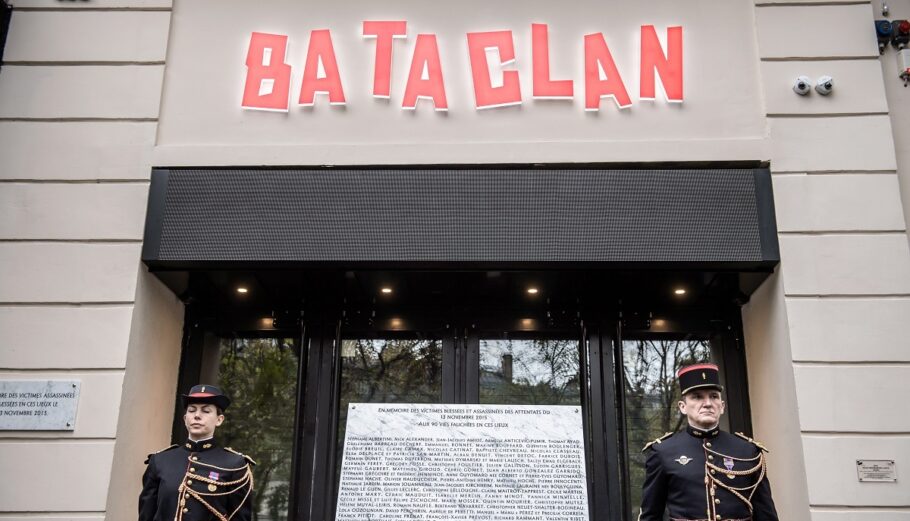 Φρουροί δίπλα σε μια αναμνηστική πλακέτα στο Μπατακλάν ©EPA/CHRISTOPHE PETIT TESSON