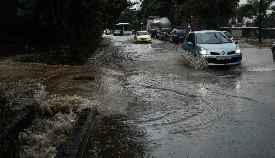 Πλημμυρισμένος δρόμος από την έντονη βροχόπτωση στην Εκάλη © EUROKINISSI