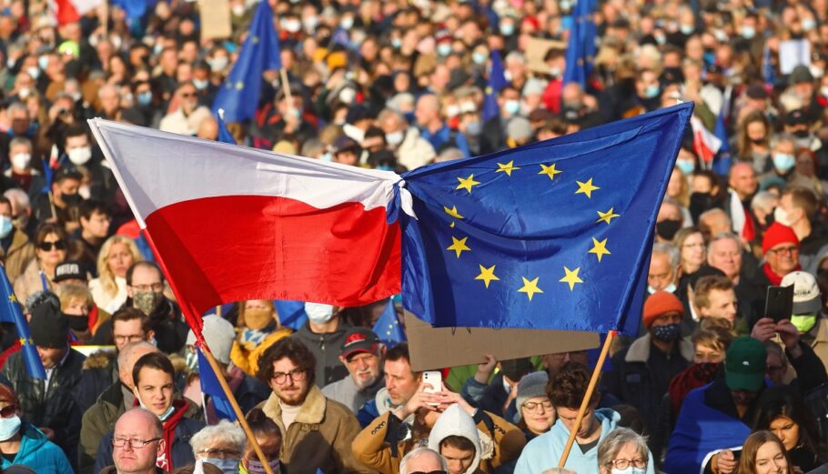 Δεκάδες χιλιάδες άνθρωποι διαδήλωσαν υπέρ της Ε.Ε ©EPA/ART SERVICE 2 POLAND OUT