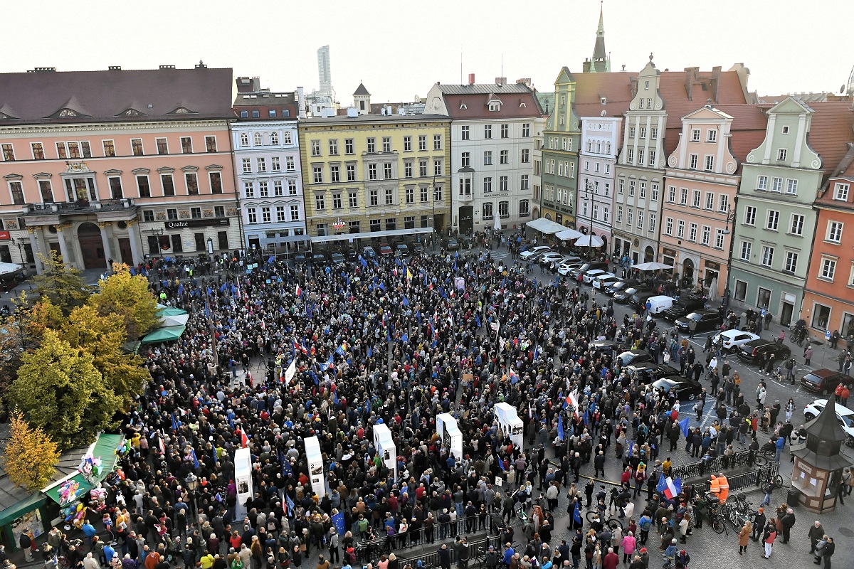 Δεκάδες χιλιάδες άνθρωποι διαδήλωσαν υπέρ της Ε.Ε © EPA/MACIEJ KULCZYNSKI POLAND OUT