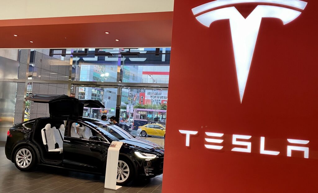 Οι δουλειές της Tesla στην Ελλάδα, η ανεκπλήρωτη υπόσχεση της ΤΡΑΙΝΟΣΕ και το κινέζικο βέτο για τον CEO του ΑΔΜΗΕ