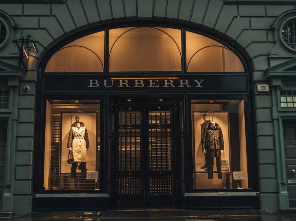 Burberry: Αύξηση 16% στις πωλήσεις