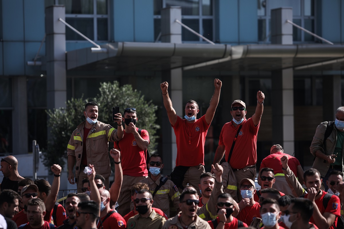 Περίπου 2.000 εποχικοί πυροσβέστες από όλη την Ελλάδα συμμετείχαν στη διαδήλωση στην Αθήνα διεκδικώντας τη μονιμοποίησή τους ©Eurokinissi