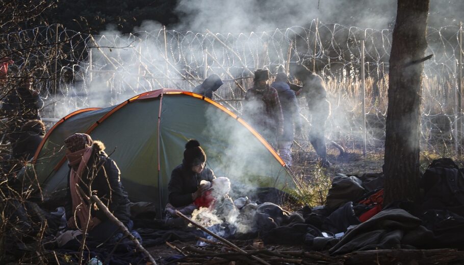 Χιλιάδες άνθρωποι έχουν συγκεντρωθεί στα σύνορα της Λευκορωσίας με την Πολωνία © EPA/STRINGER