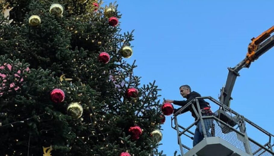 Ο Δήμαρχος της Αθήνας στολίζει το Χριστουγεννιατικό δέντρο ©Facebook